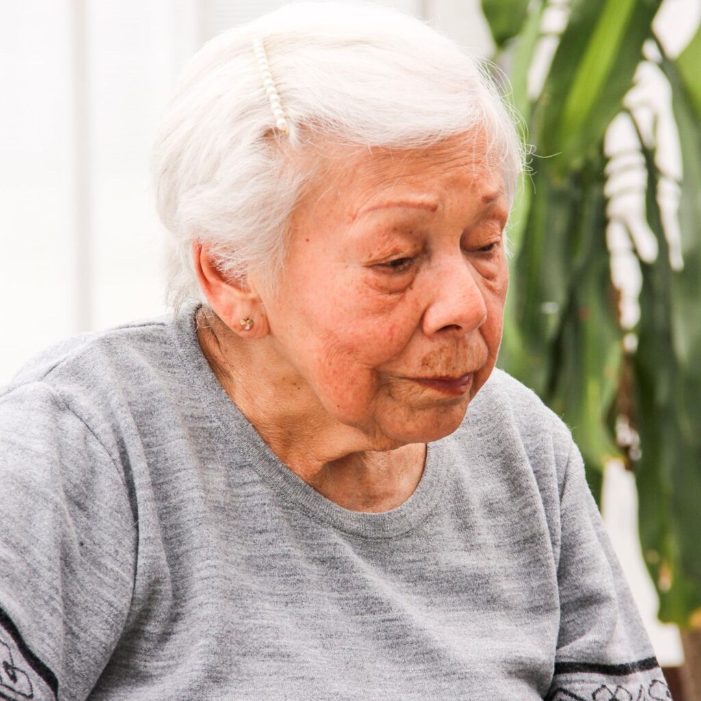 mujer mayor mirando al lado casa hogar la familia