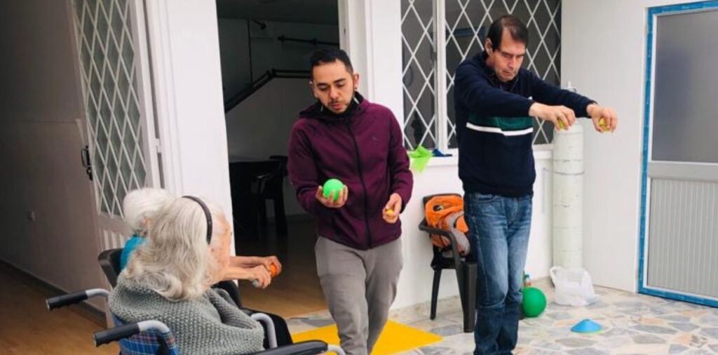 ronda de actividades con los adultos mayores casa hogar la familia